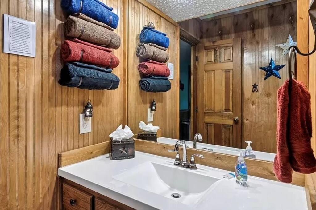 הוילה פיג'ן פורג' Beary Peaceful Smokies Retreat: Hot-Tub & Pools מראה חיצוני תמונה